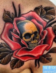 一幅肩背彩色玫瑰花骷髅头纹身作品