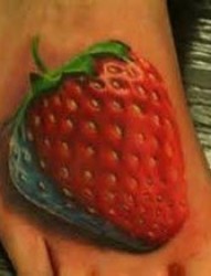 女孩脚面可爱的草莓纹身图案