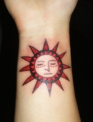 女性手腕太阳图腾纹身