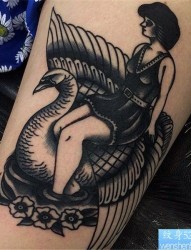 一幅个性天鹅少女纹身作品