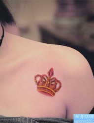女人肩部彩色皇冠纹身图案
