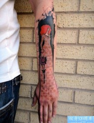 手部之特别风格裂缝中的女性纹身图案