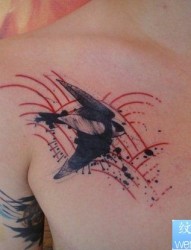 胸部之特别风格燕子纹身图案