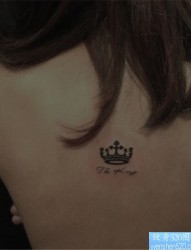 女人背部小清新皇冠纹身图案