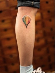一幅腿部热气球纹身图案