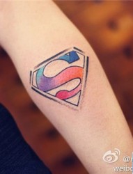 胳膊彩色超人标志纹身图案