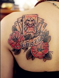 一幅扑克牌玫瑰花纹身图案
