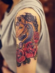 手臂彩色马玫瑰花纹身图案