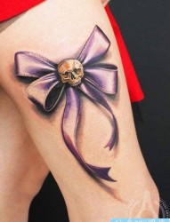 一幅女人腿部彩色蝴蝶结纹身图案