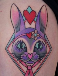 肩部彩色兔子纹身图案