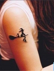 女人手臂小女巫纹身图案
