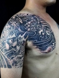男人胸前上手臂黑白个性纹身图案