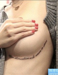 女生胸部英文纹身图案