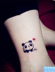 脚部彩色熊猫纹身图案