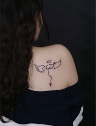 女生肩部翅膀纹身图案