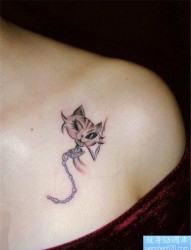 一幅女人肩背猫咪纹身图案