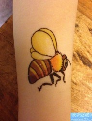 手臂上彩色蜜蜂纹身图案