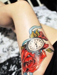 女生腿部玫瑰时钟纹身图案