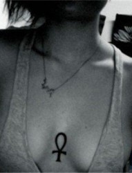 女生胸部个性钥匙性感纹身图案