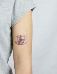 手臂上清新可爱的小茶杯纹身