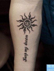 手臂图腾太阳纹身图案