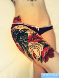 一幅女人腿部彩色玫瑰花纹身图案
