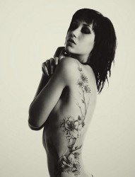 一幅女人腰部花纹身图案