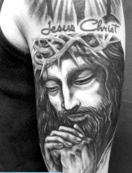 双手抱拳的耶稣纹身图案