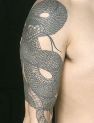 大臂上吐信子的大蛇纹身图案