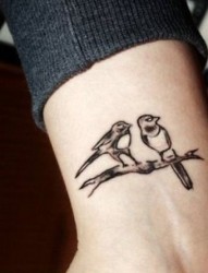 手腕处小鸟图腾纹身图案
