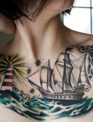 女孩胸前海浪帆船灯塔纹身图案