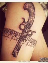 腿部蕾丝手枪纹身图案