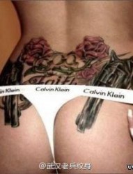 女人臀部性感手枪纹身图案