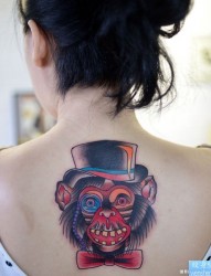 女人背部卡通彩色猴子纹身图案