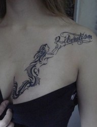 女孩身上美人鱼图腾字母小清新纹身图案