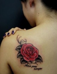 女孩后肩逼真的玫瑰花纹身图案图案