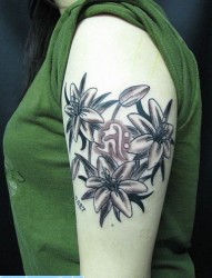大臂上盛开的鲜花纹身图案