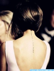 一款女性背部字母纹身图案