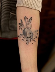 一款手臂兔子纹身图案