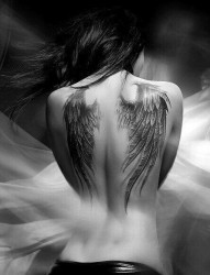 一款女性满背翅膀纹身图案
