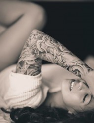 女性黑灰花臂纹身图案