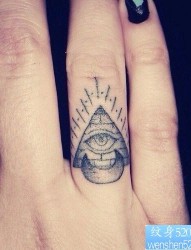 一款手指上帝之眼纹身图案