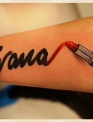 手部一款个性口红书写字母纹身图案