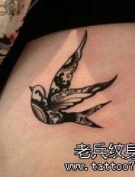 一款女性腰部燕子纹身图案