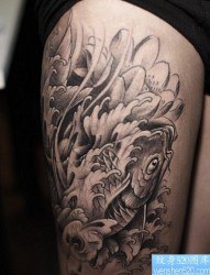 一款腿部鲤鱼纹身图案
