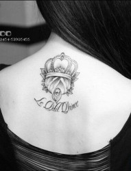 一款女性背部皇冠字母纹身图案