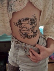 一款女性腰部个性纹身图案