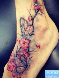 女性脚背个性彩色蝴蝶花纹身图案