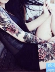 女性花臂花腿纹身图案