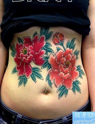 女性腹部牡丹花纹身图案
